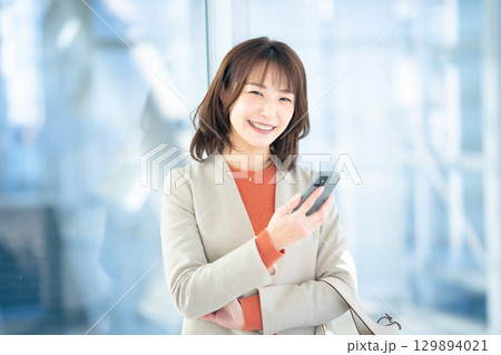 スマートフォンを使うビジネス女性 スマートフォンを使うビジネス女性 129894021