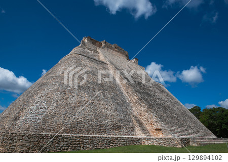 古代マヤ文明の栄光－ウシュマル遺跡 129894102