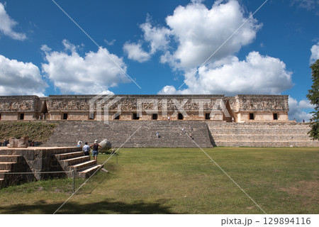 古代マヤ文明の栄光－ウシュマル遺跡 129894116