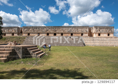 古代マヤ文明の栄光－ウシュマル遺跡 129894117
