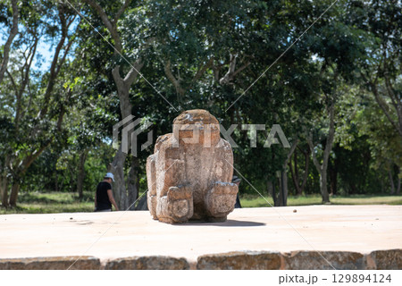 古代マヤ文明の栄光－ウシュマル遺跡 129894124