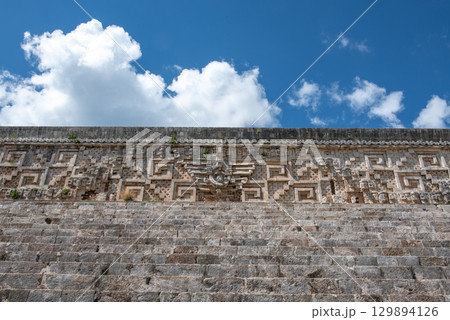 古代マヤ文明の栄光－ウシュマル遺跡 129894126