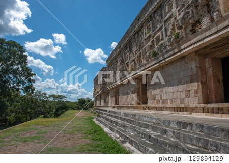 古代マヤ文明の栄光－ウシュマル遺跡 129894129