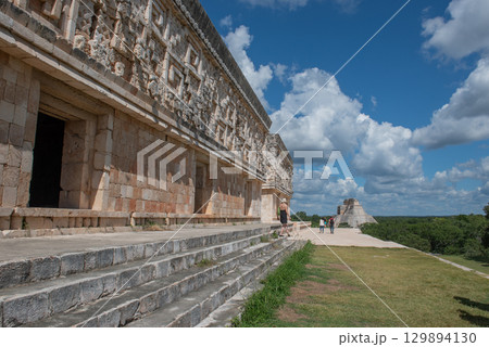 古代マヤ文明の栄光－ウシュマル遺跡 129894130