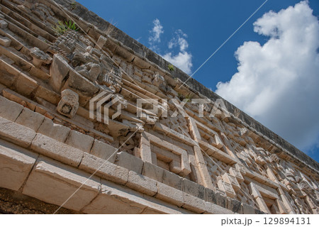 古代マヤ文明の栄光－ウシュマル遺跡 129894131