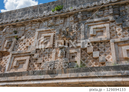 古代マヤ文明の栄光－ウシュマル遺跡 129894133