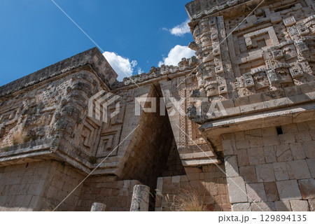 古代マヤ文明の栄光－ウシュマル遺跡 129894135