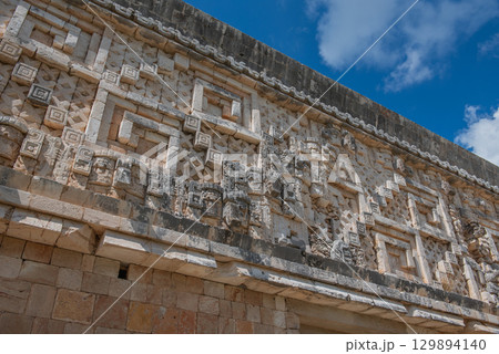 古代マヤ文明の栄光－ウシュマル遺跡 129894140