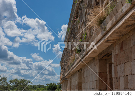 古代マヤ文明の栄光－ウシュマル遺跡 129894146