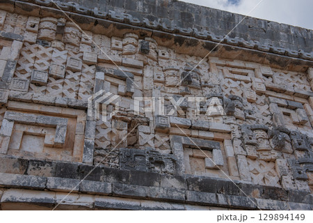 古代マヤ文明の栄光－ウシュマル遺跡 129894149