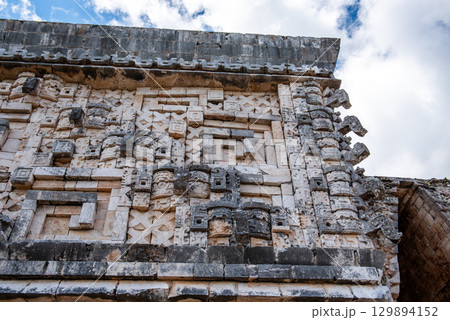 古代マヤ文明の栄光－ウシュマル遺跡 129894152