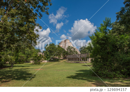 古代マヤ文明の栄光－ウシュマル遺跡 129894157