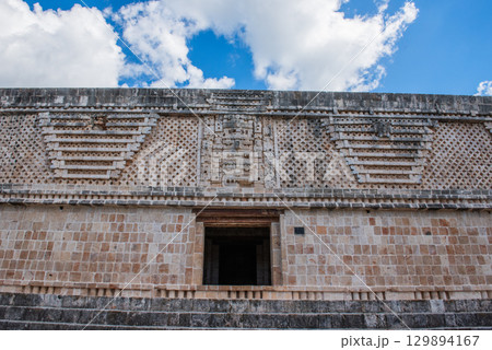 古代マヤ文明の栄光－ウシュマル遺跡 129894167