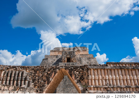 古代マヤ文明の栄光－ウシュマル遺跡 129894170