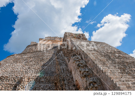古代マヤ文明の栄光－ウシュマル遺跡 129894175