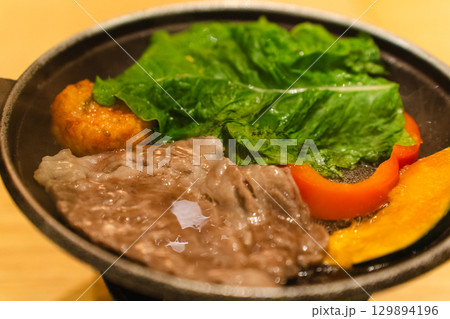 大川荘の和会席　牛肉と野菜の鉄板焼き 129894196