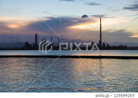 海沿いの工場と夕暮れ(大分県大分市) 海沿いの工場と夕暮れ(大分県大分市) 129894263