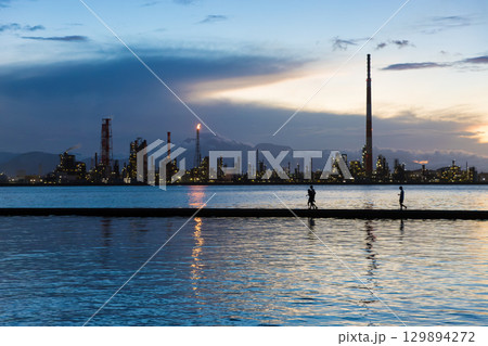 海沿いの工場と夕暮れ（大分県大分市） 129894272