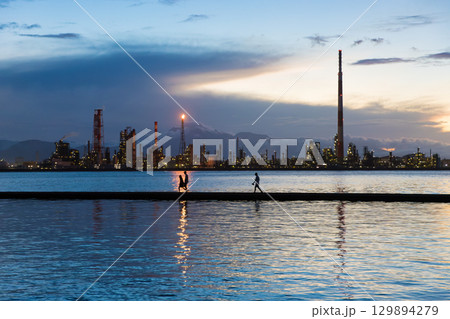 海沿いの工場と夕暮れ（大分県大分市） 129894279