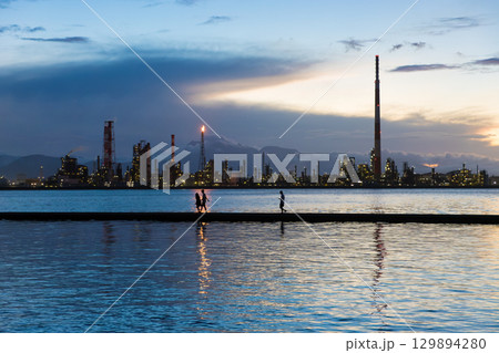 海沿いの工場と夕暮れ(大分県大分市) 海沿いの工場と夕暮れ(大分県大分市) 129894280