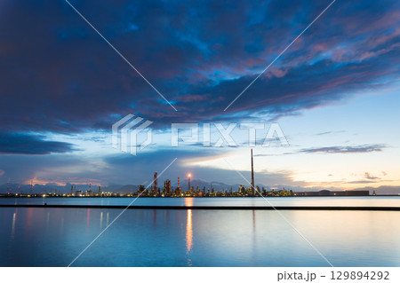 海沿いの工場と夕暮れ（大分県大分市） 129894292