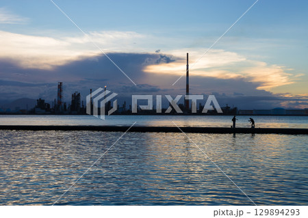 海沿いの工場と夕暮れ（大分県大分市） 129894293