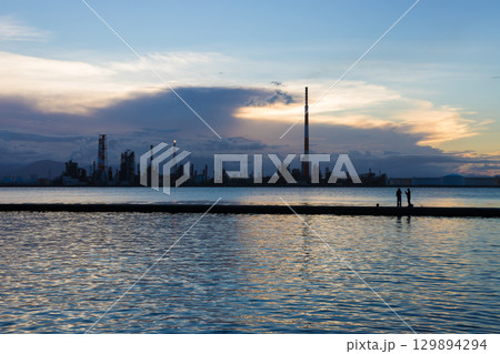 海沿いの工場と夕暮れ(大分県大分市) 海沿いの工場と夕暮れ(大分県大分市) 129894294