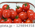 みずみずしい新鮮な真っ赤なミニトマト 129894358