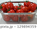 みずみずしい新鮮な真っ赤なミニトマト 129894359