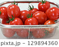 みずみずしい新鮮な真っ赤なミニトマト 129894360