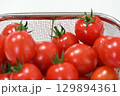 みずみずしい新鮮な真っ赤なミニトマト 129894361