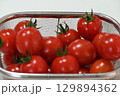 みずみずしい新鮮な真っ赤なミニトマト 129894362