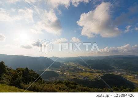 山頂からの夕暮れ(大分県玖珠町・伐株山) 山頂からの夕暮れ(大分県玖珠町・伐株山) 129894420