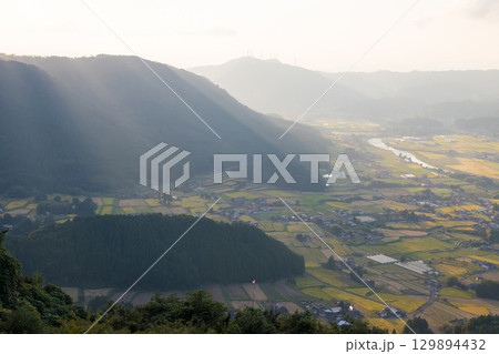 山頂からの夕暮れ（大分県玖珠町・伐株山） 129894432