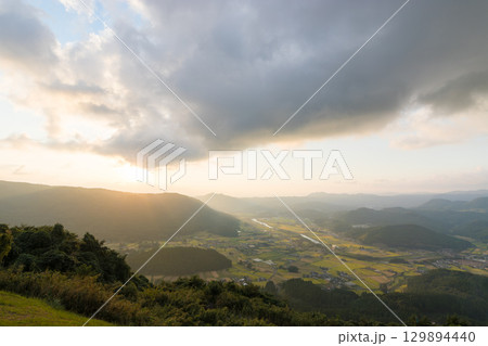 山頂からの夕暮れ（大分県玖珠町・伐株山） 129894440