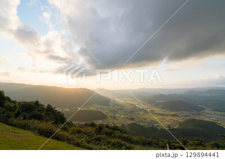 山頂からの夕暮れ(大分県玖珠町・伐株山) 山頂からの夕暮れ(大分県玖珠町・伐株山) 129894441