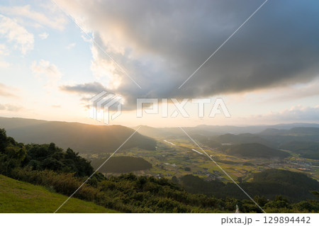 山頂からの夕暮れ（大分県玖珠町・伐株山） 129894442