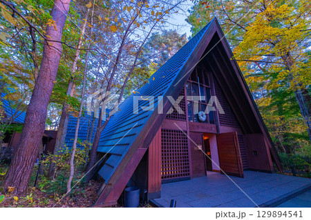 【秋素材】紅葉シーズンの霧に包まれた軽井沢の風景【長野県】 129894541