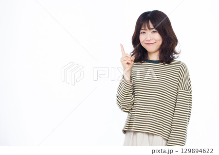 笑顔で人差し指を立てる女性 笑顔で人差し指を立てる女性 129894622