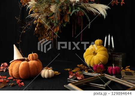 ハロウィンのかぼちゃとドライフラワー 129894644