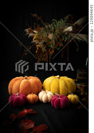 ハロウィンの小さなかぼちゃと大きなカボチャ 129894645