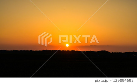 美しい夕暮れに映える夕日と空 (コピースペース素材) 美しい夕暮れに映える夕日と空 (コピースペース素材) 129894695