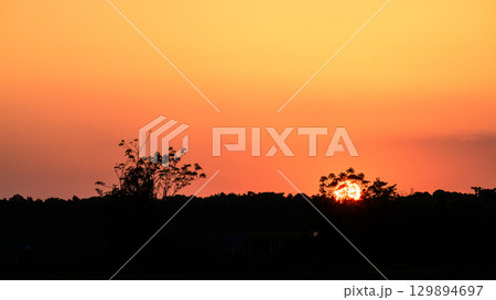 美しい夕暮れに映える沈む夕日風景　(コピースペース素材) 129894697