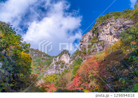 【紅葉素材】昇仙峡のシンボル覚円峰の紅葉【山梨県】 129894818