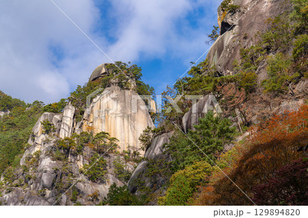 【紅葉素材】昇仙峡のシンボル覚円峰の紅葉【山梨県】 129894820
