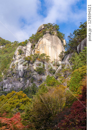 【紅葉素材】昇仙峡のシンボル覚円峰の紅葉【山梨県】 129894821