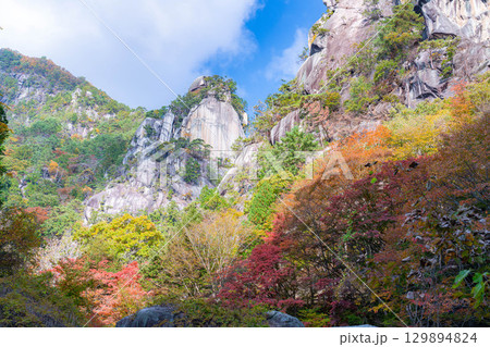 【紅葉素材】昇仙峡のシンボル覚円峰の紅葉【山梨県】 【紅葉素材】昇仙峡のシンボル覚円峰の紅葉【山梨県】 129894824