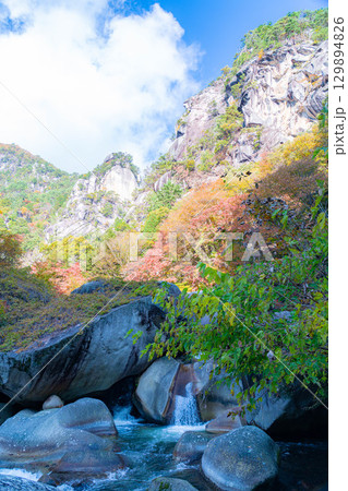 【紅葉素材】昇仙峡のシンボル覚円峰の紅葉【山梨県】 【紅葉素材】昇仙峡のシンボル覚円峰の紅葉【山梨県】 129894826