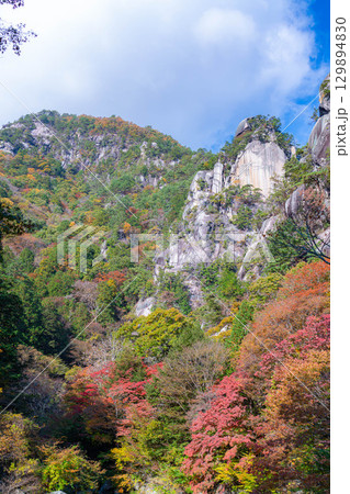 【紅葉素材】昇仙峡のシンボル覚円峰の紅葉【山梨県】 129894830