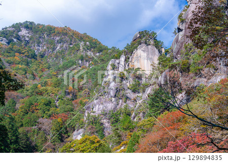 【紅葉素材】昇仙峡のシンボル覚円峰の紅葉【山梨県】 129894835
